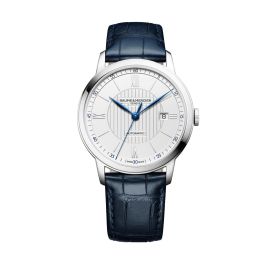 Baume & Mercier Classima / orologio uomo / quadrante argentato con decoro linee guilloché / cassa acciaio / cinturino pelle blu